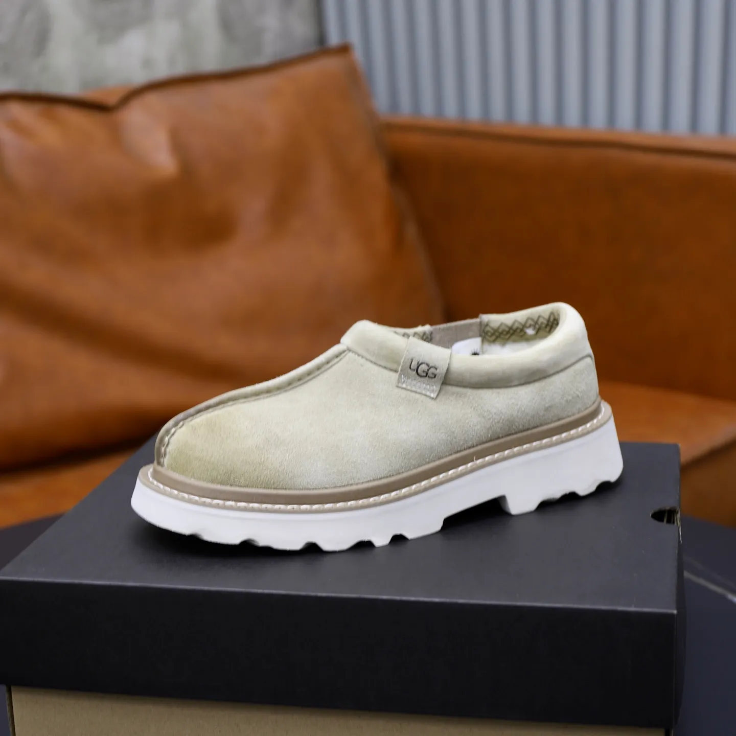 Ex-factory price: 580💰Thick wool imported from Australia Brand: UGG genuine purchasing agent Size: 39-45 Grade: Official website 1:1 Material: First layer of genuine leather waterproof and antifreeze upper Real wool lining Original non-slip soft wear-resistant outsole Style category: Men's casual shoes Trendy style Comfortable on the feet Color: Official website color synchronization